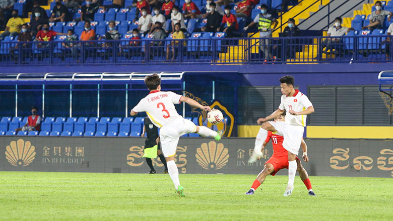 Quang Thịnh (số 3) đá chính cả 3 trận từ đầu giải U23 Đông Nam Á 2022 - Ảnh: VFF
